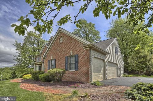 1014 Peggy Dr, Hummelstown PA 17036-9025 exterior