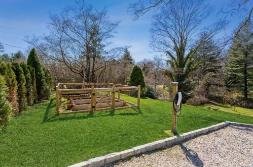 19 Grumman Ave, Norwalk CT 06851-2521 exterior