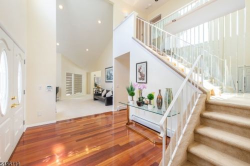 25 Anita Dr, East Hanover, NJ 07936-3421