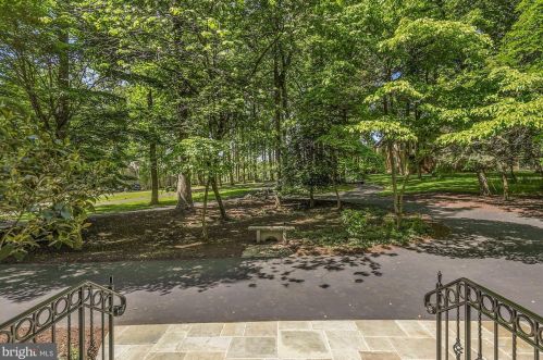 10421 Oaklyn Dr, Rockville, MD 20854-3904