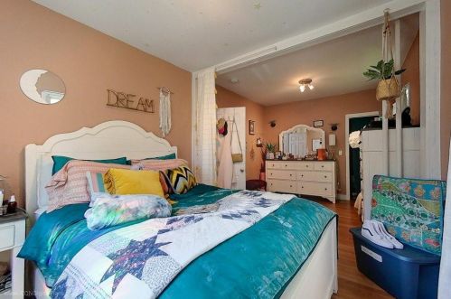 15 Dean Ave, Middletown RI 02840-3406 exterior