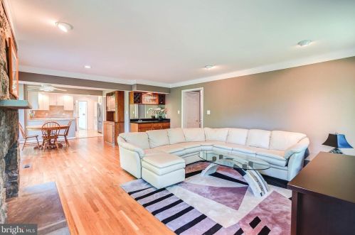 9400 Fox Hollow Dr, Rockville MD 20854-2083 exterior