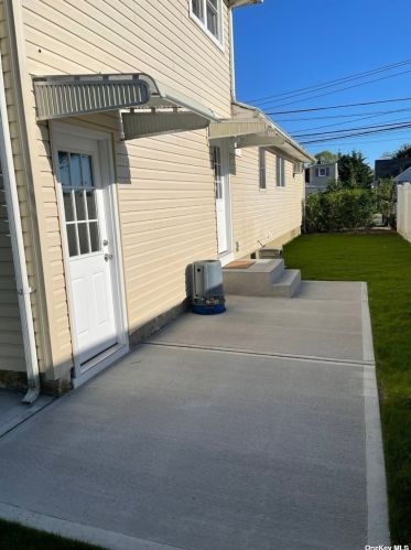 26 Anchor Ct, Babylon NY 11704-7421 exterior