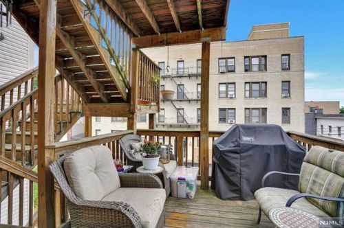 35 Hilliard Ave, Edgewater NJ 07020-1256 exterior