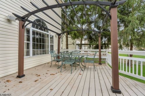 26 Francis Dr, Bridgewater NJ  08807-5714 exterior