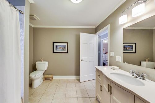 6098 Caldwell Ave, Chicago IL 60646-4111 exterior