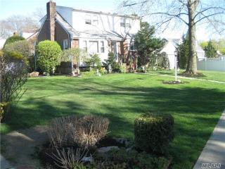 6 Lake Ave, North Merrick, NY 11566-2438