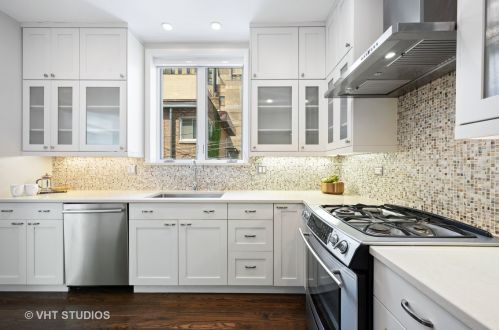 414 Wellington Ave, Chicago IL  60657-5804 exterior