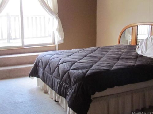 18 Linsal St, Windsor Locks, CT 06096-2802