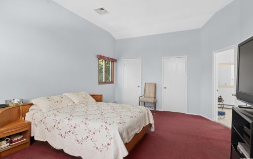 2 Furth Rd, Valley Stream NY 11581-2531 exterior