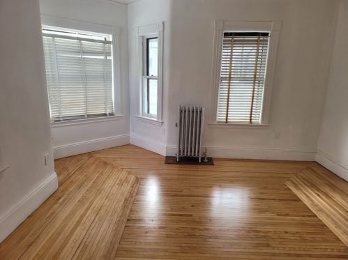 30 Clement Ave, Peabody MA 01960-6107 exterior