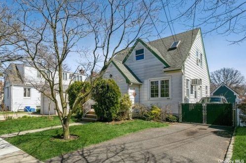 91 Liberty Blvd, Valley Stream, NY 11580-5021