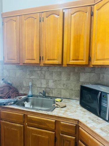 1519 Metropolitan Ave, Bronx NY 10462-6127 exterior