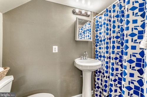 5637 Fenwick Dr, Alexandria VA 22303-1524 exterior