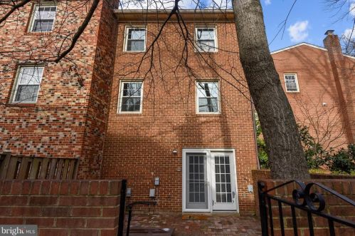 2685 Centennial Ct, Alexandria VA 22311-1304 exterior