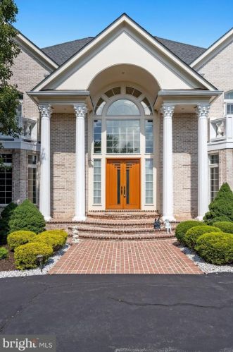 12705 Greenbriar Rd, Rockville MD 20854-6324 exterior