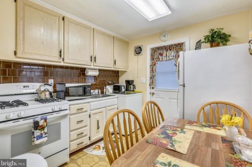 902 Lewis Ave, Rockville MD 20851-2350 exterior