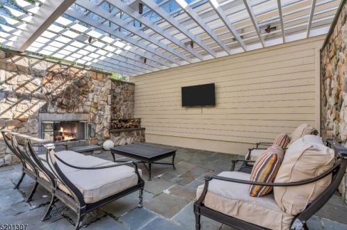 7 Chilton Rd, Chester NJ  07930-3107 exterior