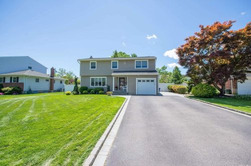 22 Seminole Dr, Commack, NY 11725-4624