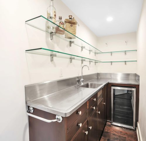 1469 Lilac Ln, Milwaukee WI  53217-2960 exterior