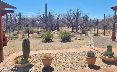 11364 Prince Rd, Tucson AZ 85705-3025 exterior