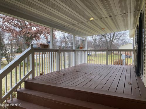 1893 Latas Ln, Meskegon MI 49442-6835 exterior