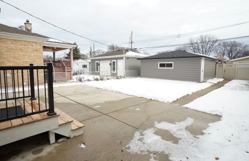 5249 Melvina Ave, Chicago IL 60638-4306 exterior