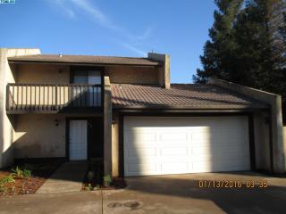1733 Cross Ave, Tulare, CA 93274-2357