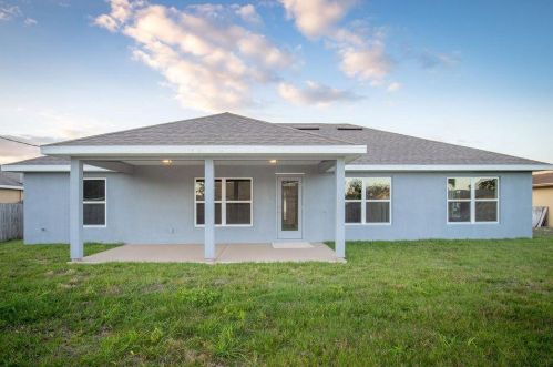 638 Thornhill Dr, Fort Pierce, FL 34983-3855