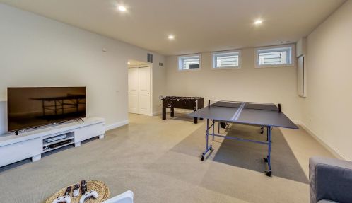 6082 Sauganash Ave, Chicago IL 60646 exterior