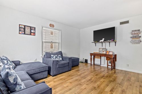 3852 48th St, Milwaukee, WI 53220-2102