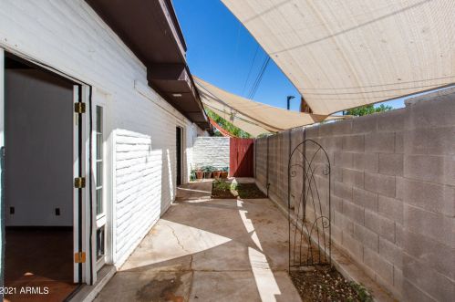 2913 Casa Tomas Ct, Phoenix AZ  85016-7708 exterior