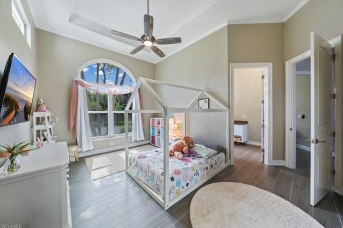 4055 1 Ave, Naples FL 34102-5905 exterior