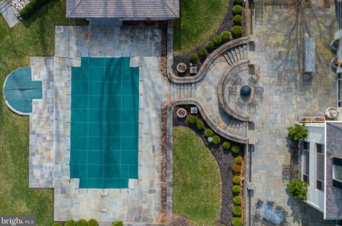 24 Lakewood Dr, Media PA 19063-1807 exterior