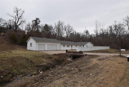 707 Spring Garden Dr, Saint Louis, MO 63137-4327