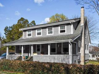 28 Grinnell St, Jamestown, RI 02835-1231