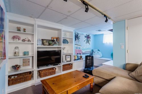 17 Dryden Way, Commack NY 11725-1927 exterior