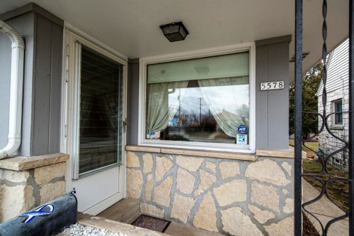 5578 Navajo Ave, Milwaukee, WI 53217-5039