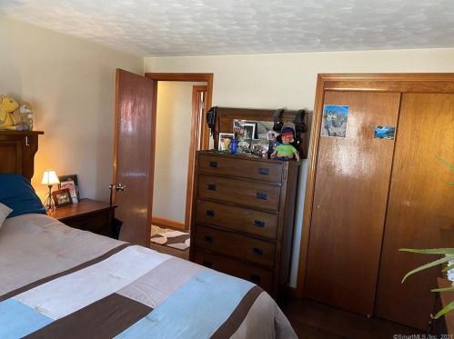 43 Raffia Rd, Enfield CT 06082-5159 exterior