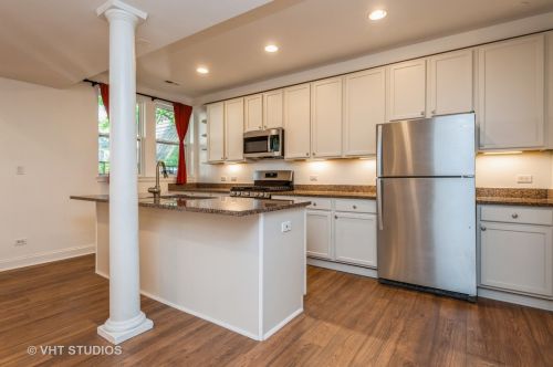 6819 Lakewood Ave, Chicago, IL 60626-3715