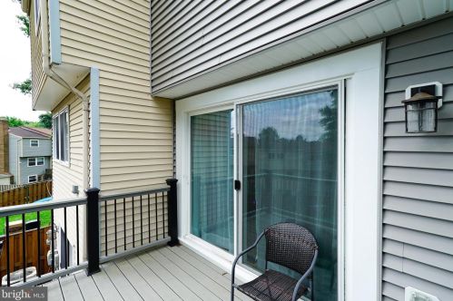 6841 Heatherway Ct, Alexandria VA 22315-3942 exterior