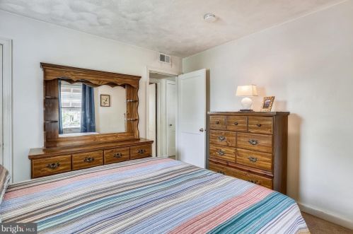 902 Lewis Ave, Rockville MD 20851-2350 exterior