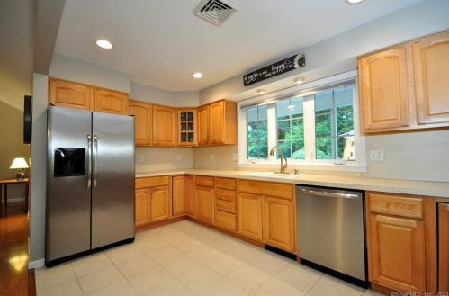 221 Marshall Phelps Rd, Windsor CT 06095-1743 exterior