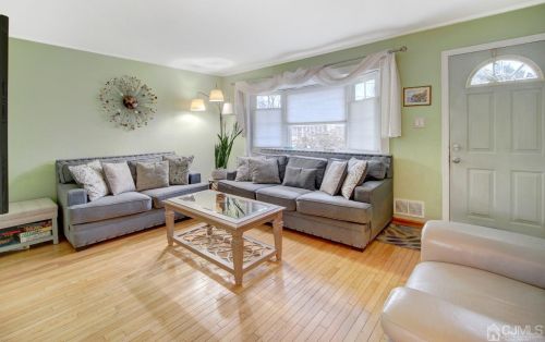 8 Carol Pl, Edison, NJ 08817-4804