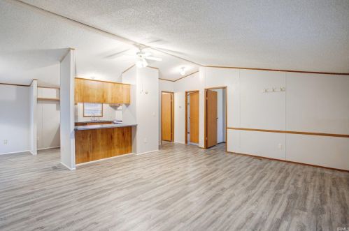 921 4 St, Mishawaka IN 46544-2703 exterior