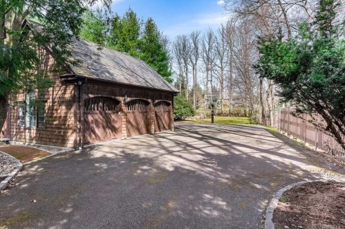 26 Day Rd, Armonk NY 10504-2408 exterior