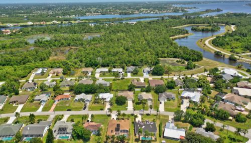 2885 Eagle Dr, Fort Pierce FL 34951-2374 exterior