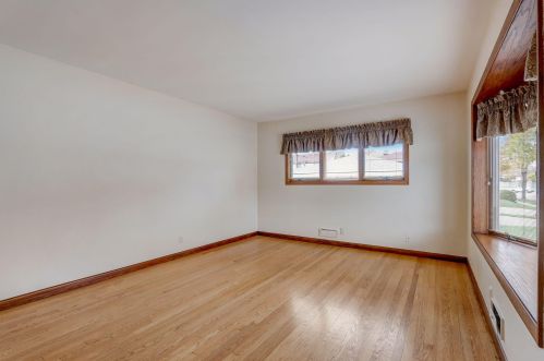 7501 Honey Crk Dr, Milwaukee WI 53221-4062 exterior