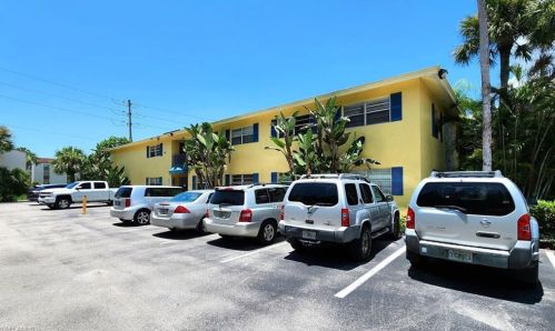 4290 Gulfstream Dr, Naples FL 34112-6827 exterior