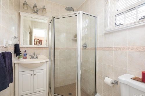 29 Wesleyan Rd, Commack NY 11725-2519 exterior